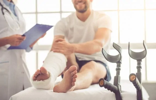 Tiempo de incapacidad por fractura de tibia y peroné: ejemplos reales y jurisprudencia