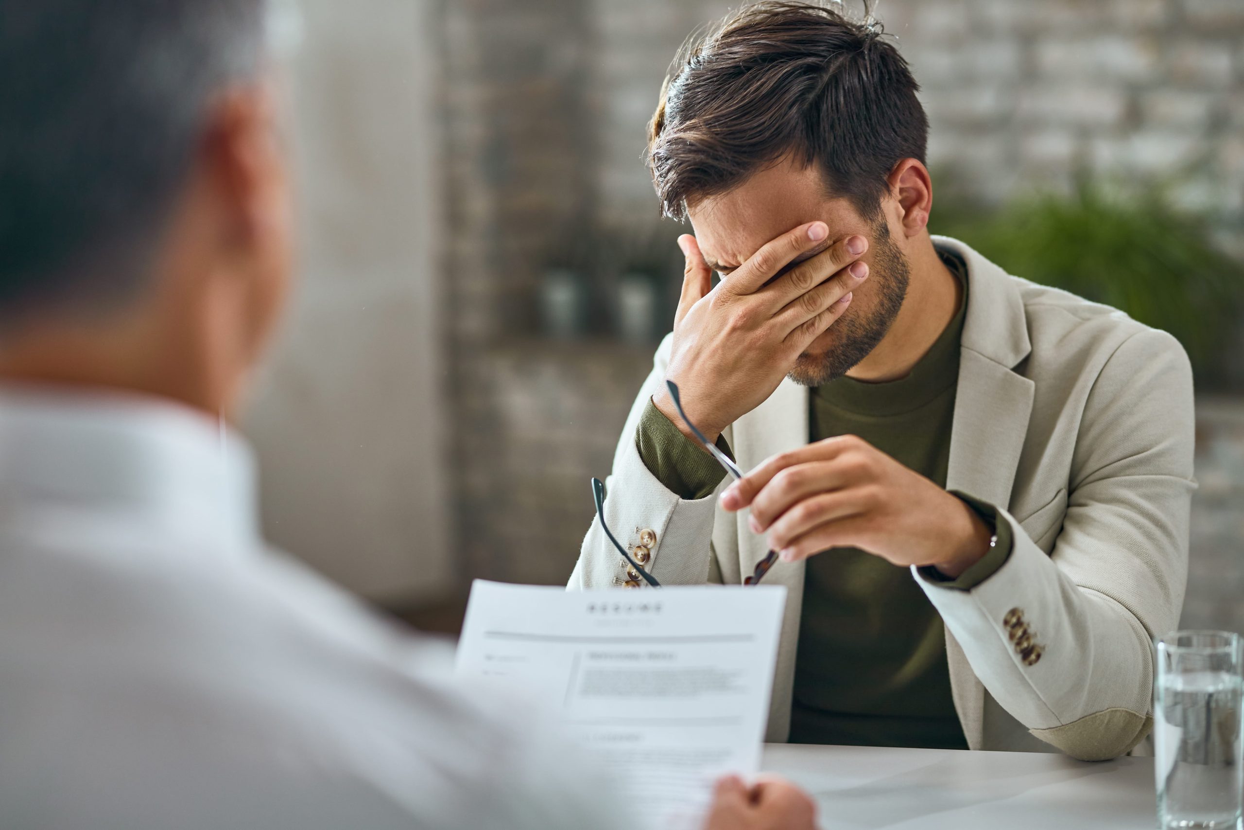 Empleado conversando con su jefe por despido